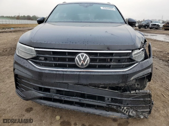 2023 Volkswagen Tiguan SE R-Line Black with VIN 3VVCB7AX8PM016614, listed as a Copart auction lot 43944695 with 39,378 mi miles and Salvage Title. Bid and sale history available at carsss.com. Image 5.
