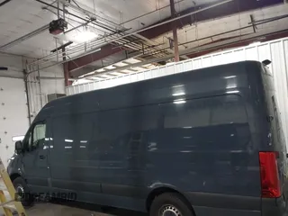 2019 Mercedes-Benz Sprinter Cargo z VIN WD4PF1CD9KP147130, wystawiony jako IAAI lot #41821221 z przebiegiem 70 915 mil mil oraz . Historia ofert i sprzedaży dostępna na DreamBid. Obrazek 14.