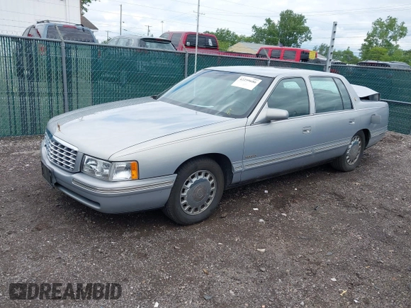 1998 Cadillac DeVille z VIN 1G6KD54Y7WU740871, wystawiony jako IAAI lot #42259686 z przebiegiem 124 542 mil mil oraz . Historia ofert i sprzedaży dostępna na DreamBid. Obrazek 2.