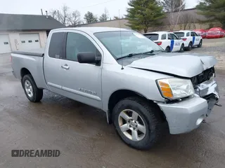 2006 Nissan Titan XE z VIN 1N6AA06B16N507671, wystawiony jako IAAI lot #41833192 z przebiegiem 186 824 mil mil oraz . Historia ofert i sprzedaży dostępna na DreamBid. Obrazek 1.