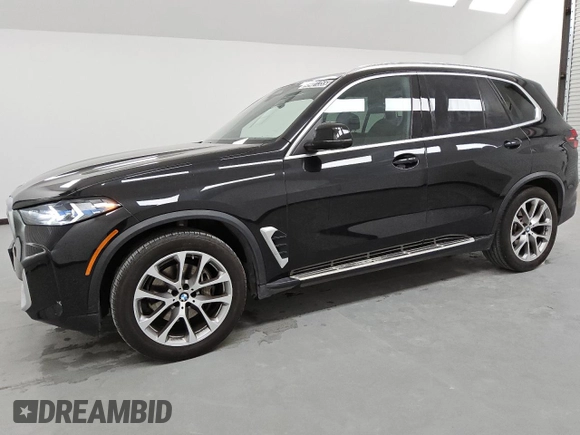 2024 BMW X5 xDrive40i z VIN 5UX23EU04R9T53436, wystawiony jako Copart lot #49401355 z przebiegiem 31 358 mil mil oraz Tytuł czysty. Historia ofert i sprzedaży dostępna na DreamBid. Obrazek 1.