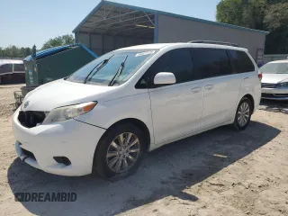 2014 Toyota Sienna LE AAS z VIN 5TDKK3DC0ES465228, wystawiony jako Copart lot #54427125 z przebiegiem 173 811 mil mil oraz Szkoda całkowita • Salvage title. Historia ofert i sprzedaży dostępna na DreamBid. Obrazek 1.
