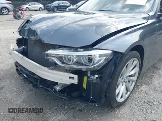 2018 BMW 3 Series 320i xDrive z VIN WBA8A3C55JA358857, wystawiony jako IAAI lot #42464459 z przebiegiem 72 068 mil mil oraz . Historia ofert i sprzedaży dostępna na DreamBid. Obrazek 18.