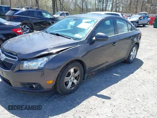 2014 Chevrolet Cruze 1LT z VIN 1G1PC5SB7E7352808, wystawiony jako IAAI lot #42143880 z przebiegiem 111 865 mil mil oraz . Historia ofert i sprzedaży dostępna na DreamBid. Obrazek 2.