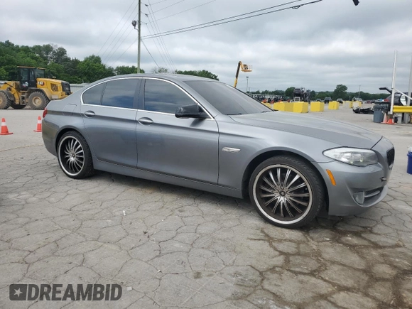 2013 BMW 5 Series 528i xDrive z VIN WBAXH5C52DD107185, wystawiony jako Copart lot #56582315 z przebiegiem 114 550 mil mil oraz Czysty tytuł • Clean title. Historia ofert i sprzedaży dostępna na DreamBid. Obrazek 4.