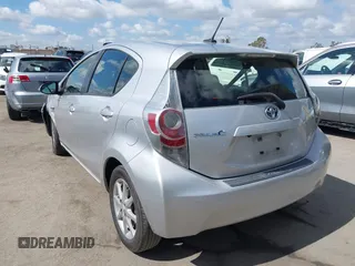 2013 Toyota Prius One z VIN JTDKDTB34D1049949, wystawiony jako IAAI lot #42246438 z przebiegiem 68 203 mil mil oraz . Historia ofert i sprzedaży dostępna na DreamBid. Obrazek 3.