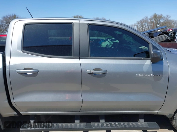 2023 Chevrolet Colorado 2WD LT z VIN 1GCPSCEK4P1231718, wystawiony jako IAAI lot #41718041 z przebiegiem 4 380 mil mil oraz . Historia ofert i sprzedaży dostępna na DreamBid. Obrazek 13.