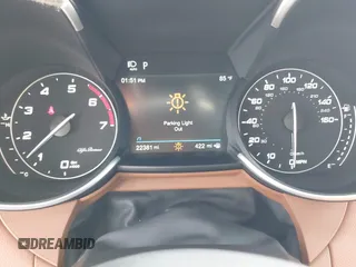 2021 Alfa Romeo Giulia z VIN ZARFAMAN1M7648894, wystawiony jako IAAI lot #41589364 z przebiegiem 22 381 mil mil oraz . Historia ofert i sprzedaży dostępna na DreamBid. Obrazek 7.