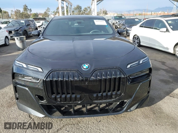2023 BMW i7 xDrive60 z VIN WBY53EJ08PCN64169, wystawiony jako IAAI lot #40994066 z przebiegiem 6326 mil mil oraz . Historia ofert i sprzedaży dostępna na DreamBid. Obrazek 12.