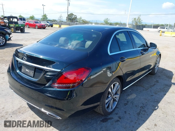 2019 Mercedes-Benz C 300 z VIN 55SWF8DB0KU307190, wystawiony jako IAAI lot #42064216 z przebiegiem 152 907 mil mil oraz . Historia ofert i sprzedaży dostępna na DreamBid. Obrazek 4.
