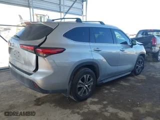 2022 Toyota Highlander XLE with VIN 5TDGZRBH1NS568368, listed as a IAAI auction lot 41666106 with 80,709 mi miles. Bid and sale history available at carsss.com. Image 4.