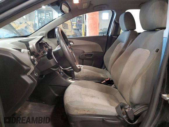 2013 Chevrolet Sonic LS z VIN 1G1JA5SH5D4169083, wystawiony jako Copart lot #55703555 z przebiegiem Nie podano mil oraz Czysty tytuł • Clean title. Historia ofert i sprzedaży dostępna na DreamBid. Obrazek 7.