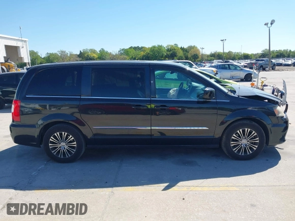 2014 Chrysler Town & Country S with VIN 2C4RC1HG1ER304229, listed as a IAAI auction lot 41807902 with 139,266 mi miles. Bid and sale history available at carsss.com. Image 13.