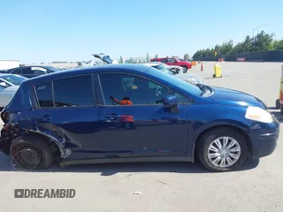 2008 Nissan Versa S z VIN 3N1BC13E88L382924, wystawiony jako IAAI lot #42302553 z przebiegiem 152 347 mil mil oraz . Historia ofert i sprzedaży dostępna na DreamBid. Obrazek 13.