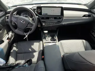 2025 Lexus ES 350 Ultra Luxury z VIN 58AFZ1B16SU197302, wystawiony jako Copart lot #56118205 z przebiegiem 739 mil mil oraz Nie do naprawy • Non repairable. Historia ofert i sprzedaży dostępna na DreamBid. Obrazek 8.