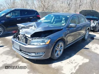 2013 Volkswagen Passat SE z VIN 1VWBN7A3XDC113600, wystawiony jako IAAI lot #41826962 z przebiegiem 121 188 mil mil oraz . Historia ofert i sprzedaży dostępna na DreamBid. Obrazek 2.