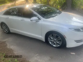 2015 Lincoln MKZ z VIN 3LN6L2JK1FR622284, wystawiony jako Copart lot #59629645 z przebiegiem 136 871 mil mil oraz Czysty tytuł • Clean title. Historia ofert i sprzedaży dostępna na DreamBid. Obrazek 1.