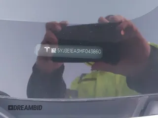 2021 Tesla Model 3 Standard Range Plus z VIN 5YJ3E1EA3MF043860, wystawiony jako IAAI lot #41214748 z przebiegiem 32 753 mil mil oraz . Historia ofert i sprzedaży dostępna na DreamBid. Obrazek 9.