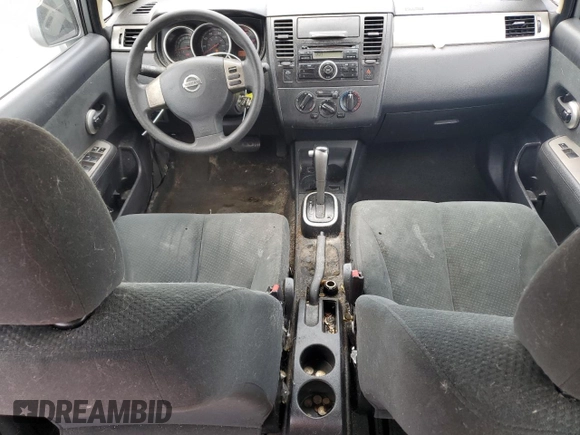 2011 Nissan Versa S z VIN 3N1BC1CP7BL409393, wystawiony jako Copart lot #60806585 z przebiegiem 147 149 mil mil oraz Szkoda całkowita • Salvage title. Historia ofert i sprzedaży dostępna na DreamBid. Obrazek 8.
