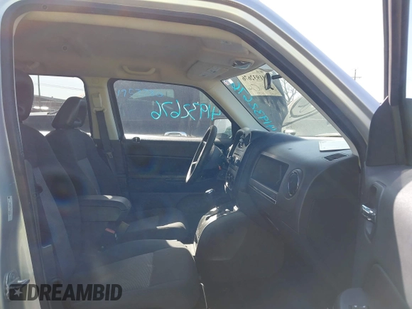 2009 Jeep Patriot Sport z VIN 1J4FT28B29D110728, wystawiony jako IAAI lot #41932676 z przebiegiem 194 442 mil mil oraz . Historia ofert i sprzedaży dostępna na DreamBid. Obrazek 5.