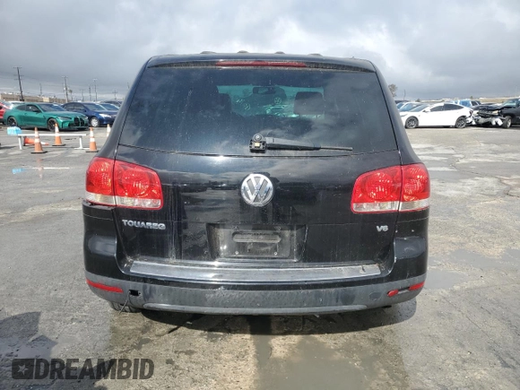 2005 Volkswagen Touareg z VIN WVGZG77LX5D063808, wystawiony jako Copart lot #44457935 z przebiegiem 172 252 mil mil oraz Czysty tytuł • Clean title. Historia ofert i sprzedaży dostępna na DreamBid. Obrazek 6.