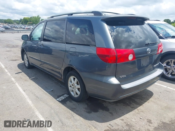 2006 Toyota Sienna CE z VIN 5TDZA23C06S451389, wystawiony jako IAAI lot #42513188 z przebiegiem 295 314 mil mil oraz . Historia ofert i sprzedaży dostępna na DreamBid. Obrazek 3.
