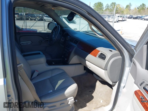2014 Chevrolet Suburban LT with VIN 1GNSCJE06ER105294, listed as a IAAI auction lot 41687882 with 200,698 mi miles. Bid and sale history available at carsss.com. Image 5.