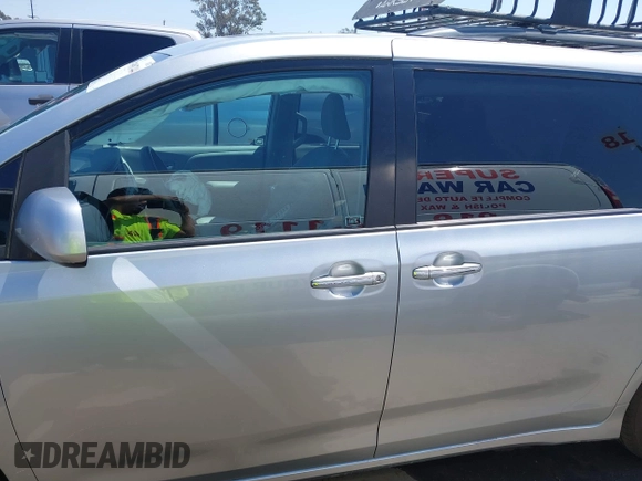 2020 Toyota Sienna XLE Auto Access Seat with VIN 5TDYZ3DC2LS060071, listed as a IAAI auction lot 39987444 with 67,404 mi miles. Bid and sale history available at carsss.com. Image 14.