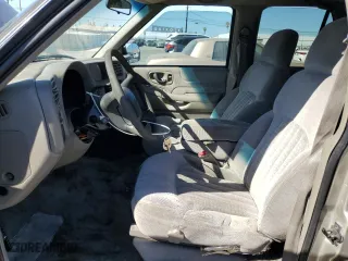 2000 Chevrolet Blazer LS with VIN 1GNCS13W3YK125255, listed as a Copart auction lot 67570164 with 188,315 mi miles and Salvage Title. Bid and sale history available at carsss.com. Image 7.