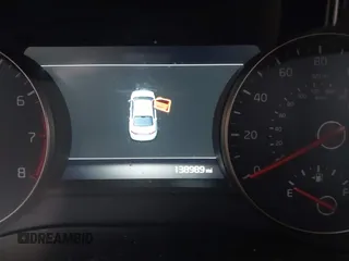 2017 Kia Cadenza Premium z VIN KNALC4J11H5093061, wystawiony jako IAAI lot #41650849 z przebiegiem 138 989 mil mil oraz . Historia ofert i sprzedaży dostępna na DreamBid. Obrazek 7.