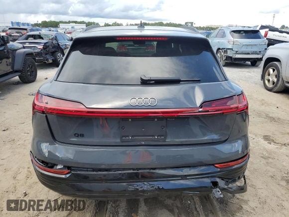 2024 Audi Q8 e-tron Premium Plus z VIN WA15AAGE0RB060883, wystawiony jako Copart lot #69075094 z przebiegiem 1 583 mil mil oraz Szkoda całkowita • Salvage title. Historia ofert i sprzedaży dostępna na DreamBid. Obrazek 6.