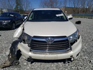 2015 Toyota Highlander XLE with VIN 5TDJKRFH2FS203543, listed as a Copart auction lot 52076675 with 62,013 mi miles and Clean Title. Bid and sale history available at carsss.com. Image 5.