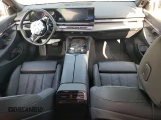 2024 BMW i5 eDrive40 z VIN WBY33FK04RCR61828, wystawiony jako Copart lot #75008794 z przebiegiem 11 905 mil mil oraz Szkody całkowita. Historia ofert i sprzedaży dostępna na DreamBid. Obrazek 8.