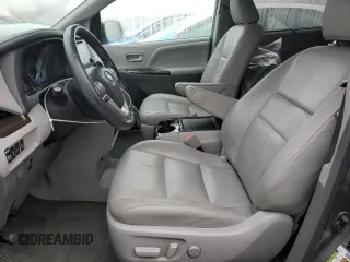 2017 Toyota Sienna XLE z VIN 5TDDZ3DC7HS163170, wystawiony jako Copart lot #86436534 z przebiegiem 84 446 mil mil oraz Szkoda całkowita • Salvage title. Historia ofert i sprzedaży dostępna na DreamBid. Obrazek 7.