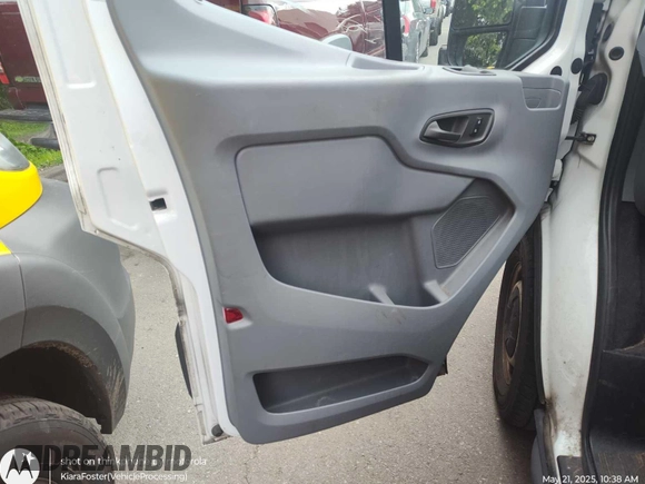2017 Ford Transit z VIN 1FTYR2XM3HKB18931, wystawiony jako IAAI lot #42651865 z przebiegiem 142 641 mil mil oraz . Historia ofert i sprzedaży dostępna na DreamBid. Obrazek 3.
