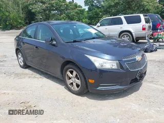 2014 Chevrolet Cruze 1LT z VIN 1G1PC5SB6E7226990, wystawiony jako IAAI lot #42490123 z przebiegiem 125 256 mil mil oraz . Historia ofert i sprzedaży dostępna na DreamBid. Obrazek 1.