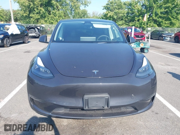 2024 Tesla Model Y Long Range z VIN 7SAYGDEEXRA263444, wystawiony jako IAAI lot #40199252 z przebiegiem 9 540 mil mil oraz . Historia ofert i sprzedaży dostępna na DreamBid. Obrazek 12.