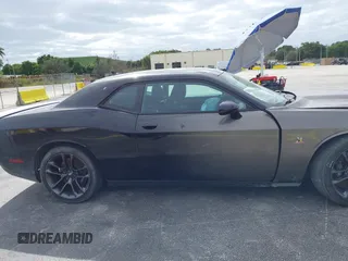 2016 Dodge Challenger R/T Scat Pack z VIN 2C3CDZFJ2GH254938, wystawiony jako IAAI lot #40888589 z przebiegiem 114 582 mil mil oraz . Historia ofert i sprzedaży dostępna na DreamBid. Obrazek 14.