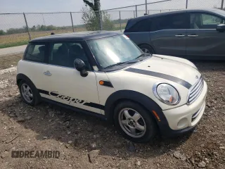 2011 MINI Hardtop z VIN WMWSU3C54BT097885, wystawiony jako Copart lot #55574545 z przebiegiem 133 527 mil mil oraz Szkoda całkowita • Salvage title. Historia ofert i sprzedaży dostępna na DreamBid. Obrazek 4.