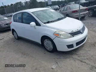 2007 Nissan Versa SL z VIN 3N1BC13E07L394998, wystawiony jako IAAI lot #42193381 z przebiegiem 198 737 mil mil oraz . Historia ofert i sprzedaży dostępna na DreamBid. Obrazek 1.