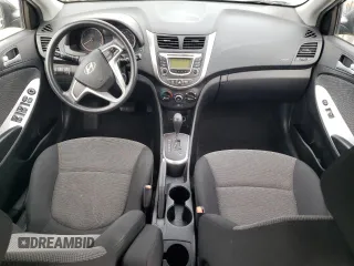 2013 Hyundai Accent GS z VIN KMHCT5AE3DU138539, wystawiony jako Copart lot #57944965 z przebiegiem Nie podano mil oraz Czysty tytuł • Clean title. Historia ofert i sprzedaży dostępna na DreamBid. Obrazek 8.
