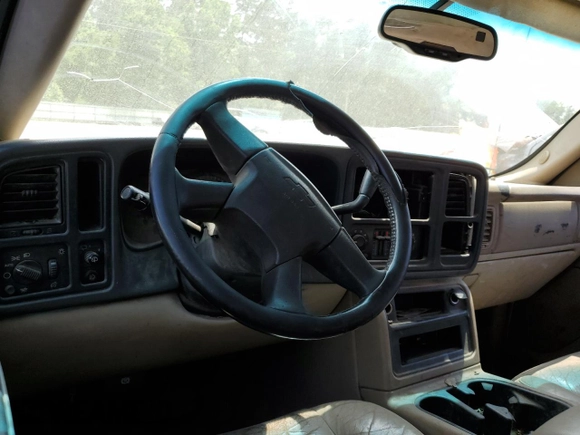 2004 Chevrolet Tahoe LT with VIN 1GNEC13Z64R252373, listed as a Copart auction lot 57138155 with 333,589 mi miles and Salvage title. Bid and sale history available at DreamBid. Image 8.