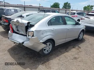 2014 Chevrolet Sonic LT z VIN 1G1JC5SH9E4159913, wystawiony jako IAAI lot #42253329 z przebiegiem 156 333 mil mil oraz . Historia ofert i sprzedaży dostępna na DreamBid. Obrazek 4.