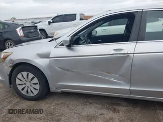 2008 Honda Accord LX z VIN JHMCP26328C052454, wystawiony jako IAAI lot #42106992 z przebiegiem 129 582 mil mil oraz . Historia ofert i sprzedaży dostępna na DreamBid. Obrazek 6.