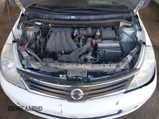 2012 Nissan Versa S z VIN 3N1BC1CP1CL364534, wystawiony jako IAAI lot #41892150 z przebiegiem 189 978 mil mil oraz . Historia ofert i sprzedaży dostępna na DreamBid. Obrazek 10.