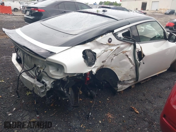 2023 Nissan Z Sport z VIN JN1BZ4AH1PM310285, wystawiony jako IAAI lot #42194303 z przebiegiem 10 957 mil mil oraz . Historia ofert i sprzedaży dostępna na DreamBid. Obrazek 6.