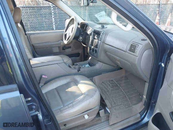 2005 Ford Explorer XLT with VIN 1FMDU73K75UA74958, listed as a IAAI auction lot 41293189 with 207,773 mi miles. Bid and sale history available at carsss.com. Image 5.