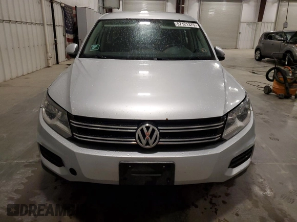 2013 Volkswagen Tiguan SE z VIN WVGBV3AX2DW559247, wystawiony jako Copart lot #57121375 z przebiegiem 171 171 mil mil oraz Czysty tytuł • Clean title. Historia ofert i sprzedaży dostępna na DreamBid. Obrazek 5.