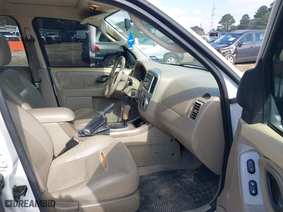 2006 Ford Escape XLT with VIN 1FMYU03176KC35659, listed as a IAAI auction lot 41434315 with 133,746 mi miles. Bid and sale history available at carsss.com. Image 5.