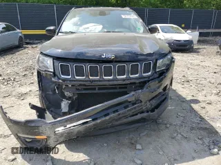 2017 Jeep Compass Latitude z VIN 3C4NJDBBXHT692369, wystawiony jako Copart lot #56152005 z przebiegiem 72 578 mil mil oraz Szkoda całkowita • Salvage title. Historia ofert i sprzedaży dostępna na DreamBid. Obrazek 5.